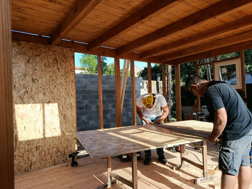 Avancement des travaux d’un chalet en kit avec étage en cours de finition