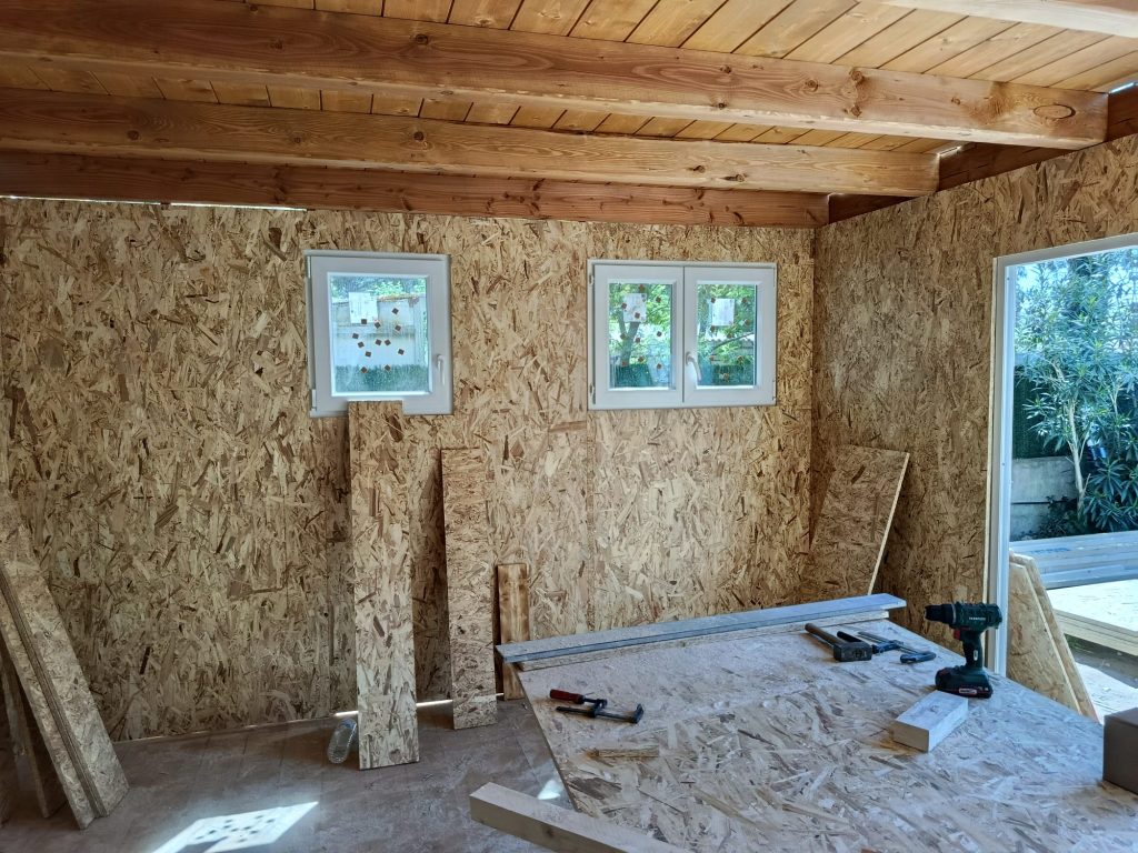Pose de l’OSB de contreventement sur un chalet en kit à deux étages