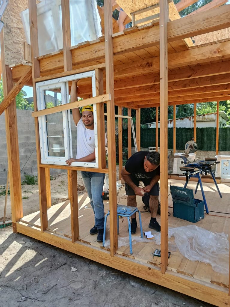 Chantier de chalet en bois avec menuiseries installées dans le sud de la France