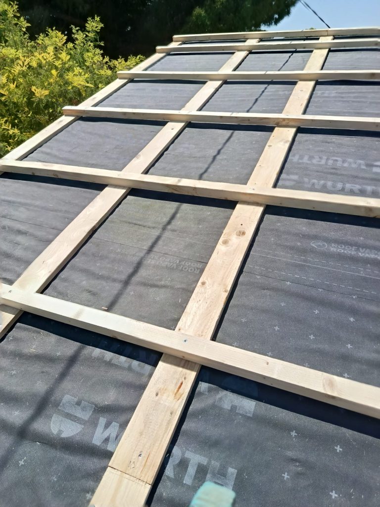 Vue générale d’un chalet en bois de 40 m² sur deux étages en cours de finition
