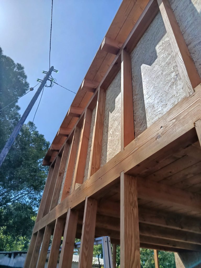 Isolation et préparation des murs d’un chalet en bois en construction